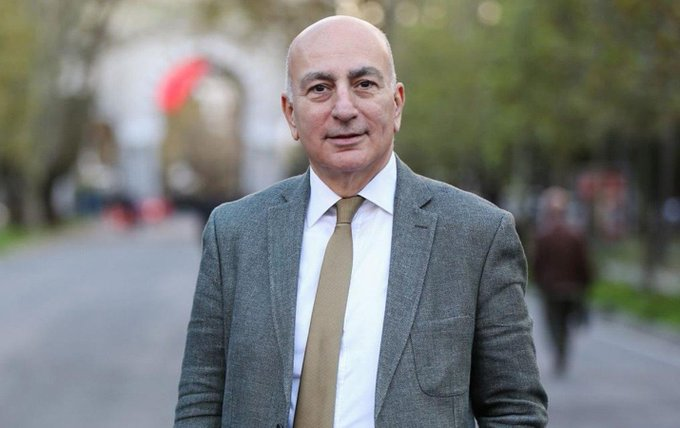 Mahfi Eğilmez: 
 “250 bin $’a ev alan herkese vatandaşlık verdik. 5 yıllık süre doldu, evleri iki katına sattılar.   
 Böylece üste para vererek vatandaşlık veren tek ülke olarak tarihe geçtik.”
<a href="/mahfiegilmez/">Mahfi Eğilmez</a>