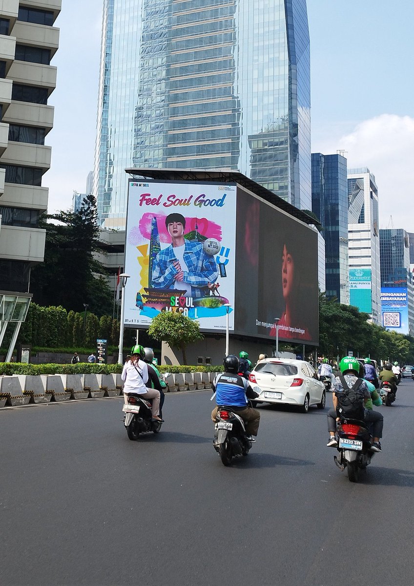 JinBase_'s tweet photo. Look! #FeelSoulGood in Jakarta 🥳❤️‍🔥 it is at the most crowded street and around to business district) in South Jakarta 🥰 

Woahhhh so cool #Jin is in Jakarta with #VisitSeoul @VisitSeoul 

Cr One1Nee https://t.co/FUJW11BzVB