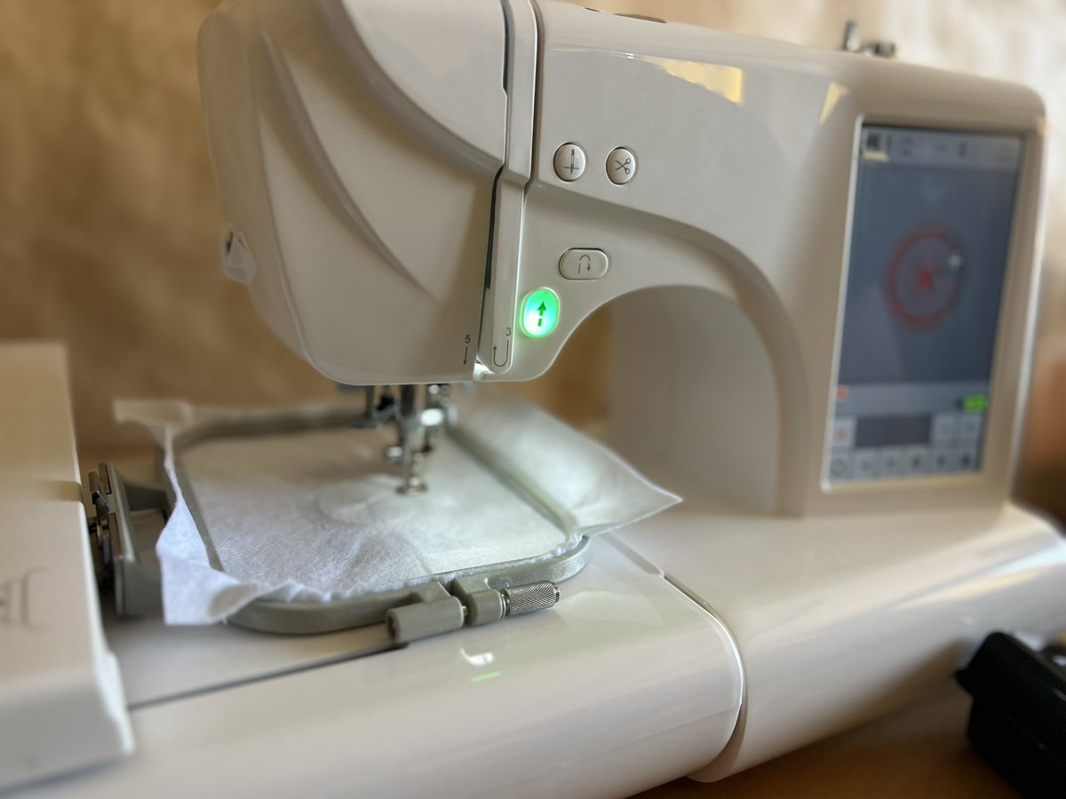 fontdelroure's tweet image. Posem fil a l’agulla al projecte #FAIG @cesirecat @educaciocat amb la instal·lació d’una nova brodadora digital al nostre #FAIGLab, el programa facilita un marc de referència pedagògic que fonamenta l’aprenentatge per projectes “maker”.