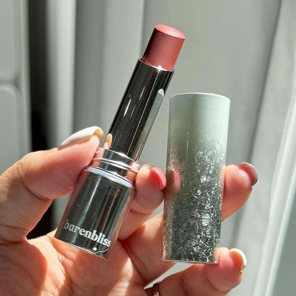 parkropreview's tweet photo. มีลิปแมทท์ตัวใหม่มาป้ายยาอีกแล้วค่าบบบบบ barenbliss No Gravity Transferproof Matte เนื้อเบามากๆ ทาแล้วไม่หนักปากเลยแต่ติดทนค่ดๆ กันน้ำ ไม่ติดมาสก์ จูบไม่หลุด ใครหาลิปติดทนแต่สบายปาก ไม่แห้งกรังหลุดร่อนไปตำาาาาาา https://t.co/YsdlnKxNDq