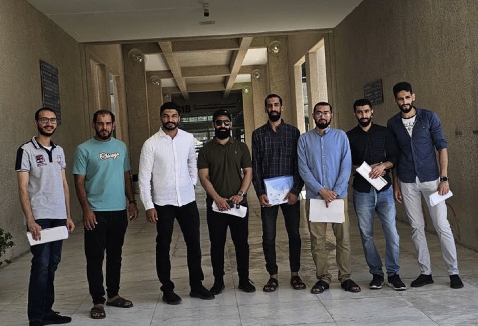 مررت بصورة الإحبة المفرج عنهم مؤخراً، والذين توجهوا للجامعة اليوم لإكمال إجراءات التسجيل، فوقع بصري على ما كنت أتألم منه على مدى سنة ونصف من بعد الإفراج عني، و اخفي ذلك عن اطفالي .. اعانكم الله احبتي، والمهم ان تكملوا الدراسة بالجد والمثابرة، وسيغنيكم الله فضله. #ألم_وحسرة💔💔