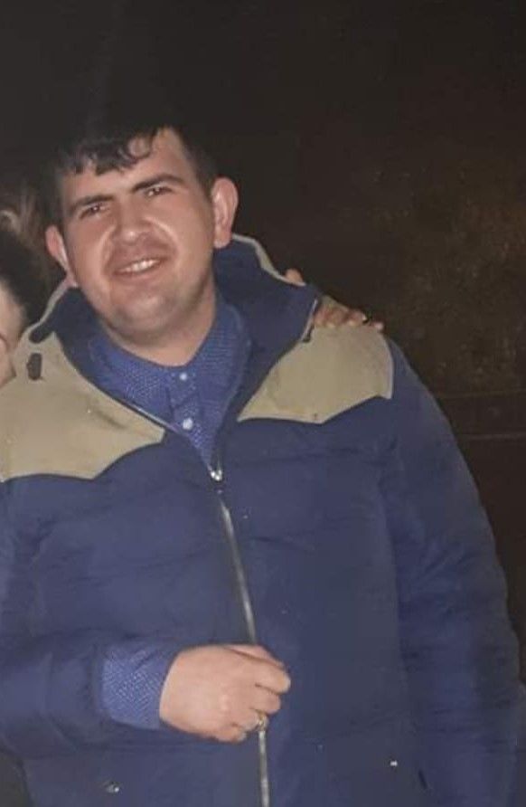 Ali Güney..
32 yaşında, Pekintaş işçisi..
Düzce Merkez 2.OSB'deki panel fabrikasında çalışırken yüksekten düşerek yaralandı..
Dört gündür tedavi gördüğü hastanede hayatını kaybetti..
v/Yerel Haberler