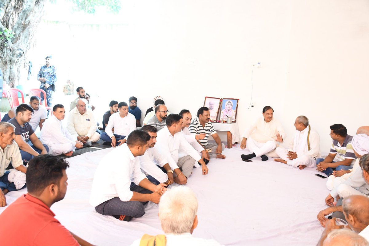 dr_maheshsharma's tweet photo. अपने संसदीय क्षेत्र गौतमबुद्ध नगर के ग्राम सभा नीमका निवासी श्री बलवीर प्रधान जी के भाई श्री गजेंद्र पहलवान जी एवं उनकी पत्नी श्रीमती चंद्रवती देवी के निःधन पर उनके पैतृक आवास पहुंच कर शोकाकुल परिजनों को ढ़ांढ़स बंधाया तथा ईश्वर से पुण्यात्मा को मोक्ष प्रदान करने हेतु प्रार्थना की।

ॐ शांति।