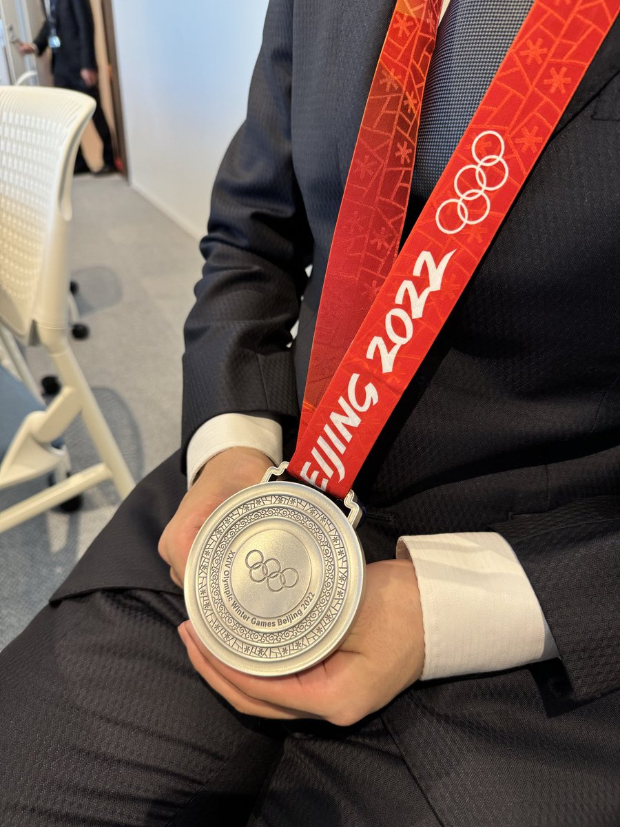 jumokuno0108's tweet photo. 久しぶりにYouTubeアップしました
#UNO1ワンチャンネル
#宇野昌磨
#宇野樹

【母へのメダル授与式】#uno1ワンチャンネル #宇野昌磨 #宇野樹 #小さな授与式
https://t.co/iVGcjuzUmb https://t.co/FdV2OD9lUx