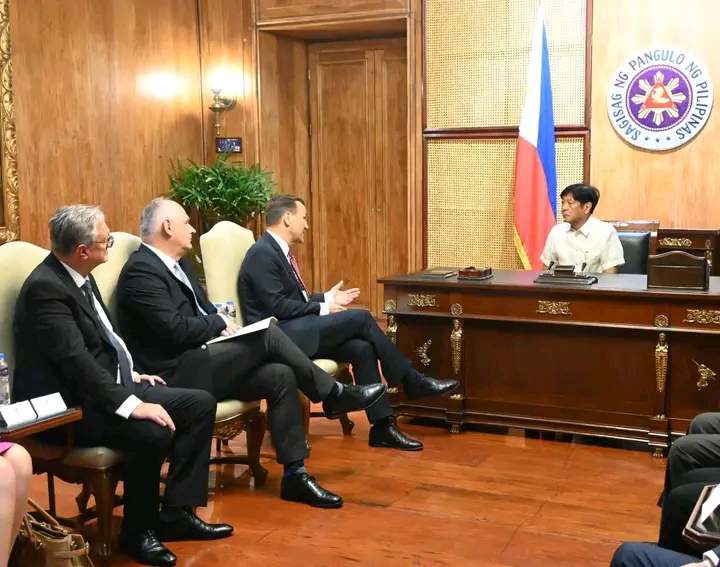 Kahalagahan ng diplomatic relations ng Poland sa buong Indo-Pacific Region, naging tampok sa naging courtesy visit ni Polish Foreign Minister Radosław Sikorski kay PBBM sa Malacañang noong September 4.

via Christian De Leon

📷: Philippine News Agency 

radyolaverdad.com