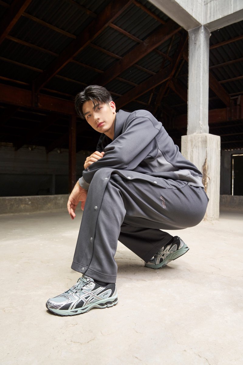 startalkent's tweet photo. ASICS เปิดตัวคอลเลกชันสตรีทแวร์รุ่นใหม่ พร้อมฟังก์ชั่นปรับแต่งได้หลากสไตล์ ให้คุณครีเอทลุคได้ดั่งใจ สนุกไปกับการเคลื่อนไหวในทุกกิจกรรม ตอบโจทย์การใช้งานที่หลากหลาย เติมเต็มทุกไลฟ์สไตล์ในชีวิตประจำวัน

#tawan_v #LukeIshikawa
#ryu_vachirawich
#ASICSSPORTSTYLETH 
#ASICSSportStyle #ASICSStyle 
#SoundMindSoundBody 

ASICS SportStyle (เอสิคซ์ สปอร์ตสไตล์) เปิดตัวคอลเลกชันเสื้อผ้า SportStyle ที่ได้พัฒนาโดยใช้เทคโนโลยีด้านกีฬาจาก ASICS ผสมผสานการวิเคราะห์ลักษณะการเคลื่อนไหวของร่างกาย เพื่อออกแบบเสื้อผ้าทุกชิ้นให้ตอบโจทย์ทุกการใช้งาน ให้ผู้สวมใส่รู้สึกสบายในทุกการเคลื่อนไหว โดยเน้นไปที่ฟังก์ชั่นการใช้งานที่หลากหลายในชีวิตประจำวัน พร้อมดีไซน์ที่เหมาะกับทุกสรีระและสามารถแมทช์เข้ากับสนีกเกอร์หลากสไตล์ได้อย่างลงตัว เสื้อผ้าในคอลเลกชันนี้ยังใช้วัสดุเนื้อผ้าชั้นดี ที่ช่วยเสริมประสิทธิภาพและความสะดวกสบายในการสวมใส่อีกด้วย
 
โดยคอลเลกชันนี้จะมุ่งเน้นไปที่ 3 องค์ประกอบสำคัญที่แตกต่างกัน ได้แก่ การปรับแต่งเสื้อผ้าให้มีความเป็น Unisex ตอบโจทย์ลูกค้าที่หลากหลาย ดูเท่ มีสไตล์ตั้งแต่หัวจรดเท้า ให้ผู้สวมใส่ได้เลือกมิกซ์แอนด์แมทช์กับสนีกเกอร์ต่าง ๆ ตามสไตล์ของแต่ละคน รวมทั้งการใช้วัสดุคุณภาพดี การเพิ่มเทคโนโลยีต่าง ๆ เข้ามาหรือฟังก์ชั่นที่สามารถปรับขนาดของเสื้อผ้าให้พอดีกับรูปร่างของแต่ละคนได้ ซึ่งช่วยมอบความสบายในการสวมใส่ได้อย่างเหนือชั้น ทั้งหมดนี้ ล้วนเป็นความตั้งใจของ ASICS ในการออกแบบเสื้อผ้าที่จะตอบโจทย์ทุกการใช้งานให้กับแฟน ๆ ได้อย่างแท้จริง ผ่านการศึกษาเรื่องสรีระร่างกายของแต่ละคนและการใช้เทคโนโลยีด้านกีฬาจาก ASICS 

คอลเลคชันนี้ ได้รวบรวมไอเท็มสุดฮิตไว้มากมายทั้งเสื้อแจ็คเก็ต, เสื้อฮู้ด, เสื้อยืดพิมพ์ลาย, กางเกง, หมวกและถุงเท้าพิมพ์ลายโลโก้ ASICS 4 สไตล์ โดยเสื้อฮู้ดและเสื้อยืดทำจากวัสดุผ้าโพลีเอสเตอร์รีไซเคิลประมาณ 50% พร้อมพิมพ์ลายสโลแกนต่าง ๆ ที่ได้รับแรงบันดาลใจมาจากแนวคิดของ ASICS

พบกับคอลเลกชันเสื้อผ้า SportStyle ที่ผสมผสานฟังก์ชั่นเข้ากับดีไซน์ไว้อย่างลงตัว มาพร้อมความสบายและตอบโจทย์ทุกการใช้งาน ทำให้คุณสนุกไปกับการครีเอทลุคใหม่ ๆ และการออกไปทำกิจกรรมมากยิ่งขึ้น วางจำหน่ายแล้ววันนี้ ที่ร้าน ASICS และ https://t.co/xumqdH6OVu 

เพียงสมัครสมาชิก OneASICS (https://t.co/olJwp7aHlI…) วันนี้ รับส่วนลดทันที 15% สำหรับการซื้อสินค้าครั้งแรก ที่ https://t.co/xumqdH6OVu (เฉพาะสินค้าที่ร่วมรายการ)

ติดตามข้อมูลเพิ่มเติมเกี่ยวกับ ASICS SportStyle ได้ที่ : 
Website : https://t.co/xumqdH6OVu
LINE Official: @ASICSTH 
Facebook : ASICS SportStyle 
Instagram : @ASICS_SPORTSTYLE_TH