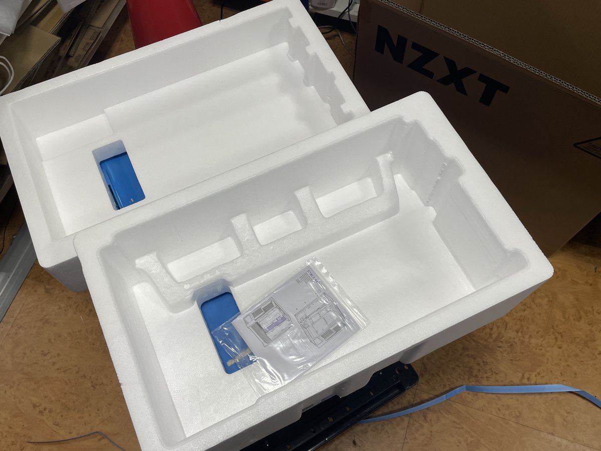 pk_machida's tweet photo. NZXTの新型H5Flowの展示品届きましたー!
こ、梱包材が深い!!!!
輸送事故への配慮の心が垣間見えますねぇ!
#NZXT #H5FLOW https://t.co/A42qETdgGm
