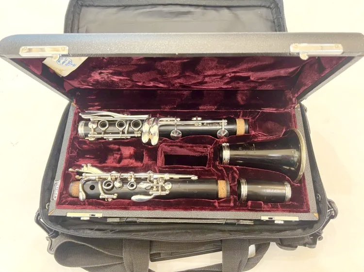 m_i_r_hattori's tweet photo. 【中古楽器情報です!】
◼︎メーカー: クランポン
◼︎楽器: B♭クラリネット E13
#K153***
長い間、スチューデントモデルの代表格として世界中で支持されてきたE13。
吹きやすく、独特の良い響きを持ち、クラリネットらしい、柔らかな明るい音色を実感頂けます。
少ない息でも大きな音量が出しやすく、初級者の方にも鳴らしやすい設計です。
