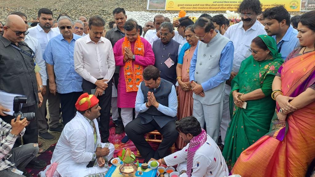 InfoDhule's tweet photo. #धुळे
सुलवाडे जामफळ कनोली उपसा सिंचन योजनेतंर्गत जामफळ धरणावरील 1058 कोटी रूपये खर्चून 42513 हेक्टर सिंचन क्षमता निर्माण करणेकरीता 26907 हेक्टर लाभक्षेत्रात सिंचनासाठी बंदिस्त नलिका वितरण प्रणालीचे भुमिपुजन, कोनशिला अनावरण उपमुख्यमंत्री @Dev_Fadnavis  यांच्या हस्ते करण्यात आले. https://t.co/xO5WYEkfBo