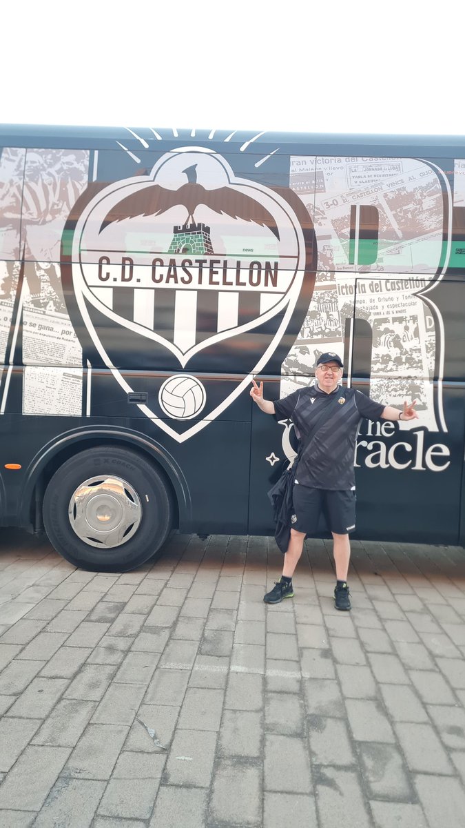 Muy wapo el nuevo #BusPolymarket del <a href="/CDCastellon/">CD Castellón</a>
PPO!!!
<a href="/albinegra_teo/">Teo Albinegra</a>