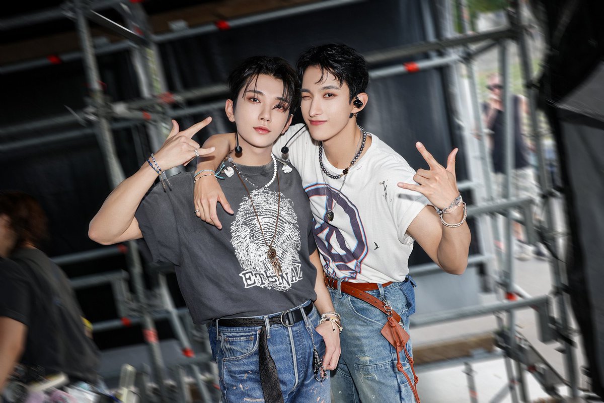 Ella ⚔️🦌 👬 tweet media