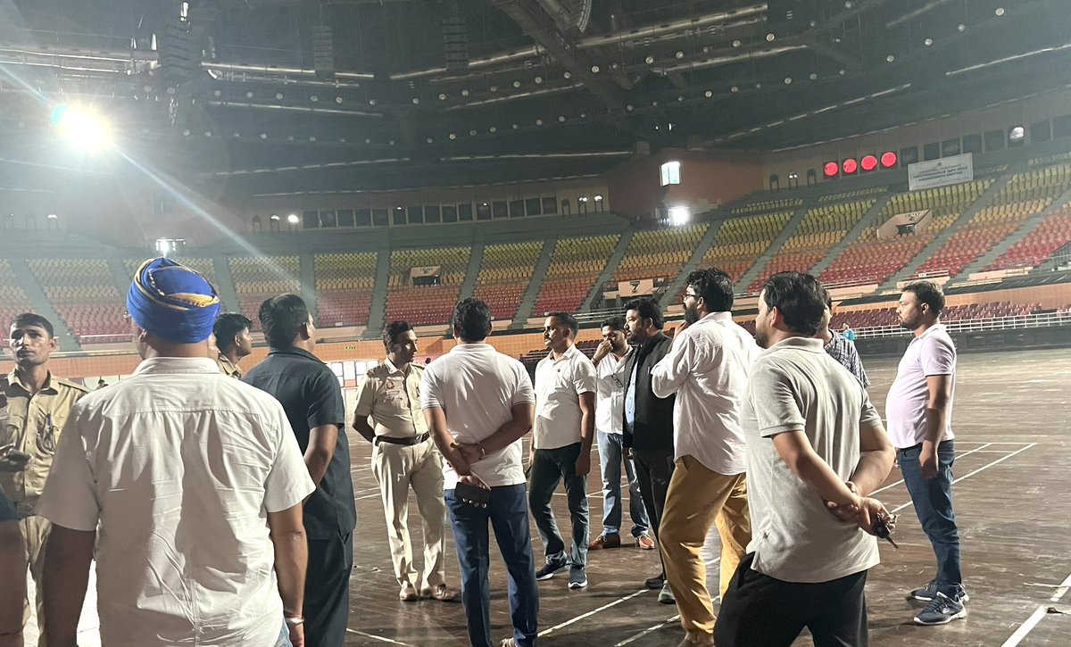 यार इतना दिमाग लगाकर एक-एक शब्द चुनकर दो लाइन बनती हैं फिर भी आप लोग Repost करने में शर्मा (निकम्मा) जाते हो घबरा जाते हो भाई मेरी मेहनत का थोड़ा सा इनाम तो हमें दे दीजिए कमेंट बॉक्स में #इंदिरा_गांधी_स्टेडियम_चलो भर दीजिए।

उठ रही जो आंधियां हम जानते हैं वह मेरे खिलाफ है 
लड़ना