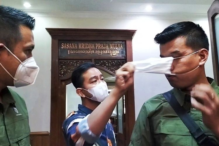 Kodokodar's tweet photo. Ya ini yang punyanya lagi ditanya, goblog. 🙏
Jelas ya, mereka strategi PR nya memutus rantai, menyebut fufufafa ini beda orang.
Padahal udah jelas banget dia.
Prediksi gw misalnya ini dibawa ke ranah hukum pun, akan ditumbalkan satu orang untuk ngaku penuh sebagai pemilik akun. https://t.co/AsRCQBV4SY