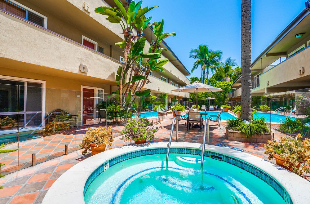 CharlieSchuster's tweet photo. SOLD 🔑 Multiple Offer Win - 970 Palm Ave #100, West Hollywood - 2 Beds, 2 Baths - $720,333. Well appointed Spanish corner unit with large private garden patio, low HOA’s, resort style pool, hot tub and entertaining areas. Located in the heart of the city. https://t.co/lro6ZZHNu0 https://t.co/s7KckOT3yz