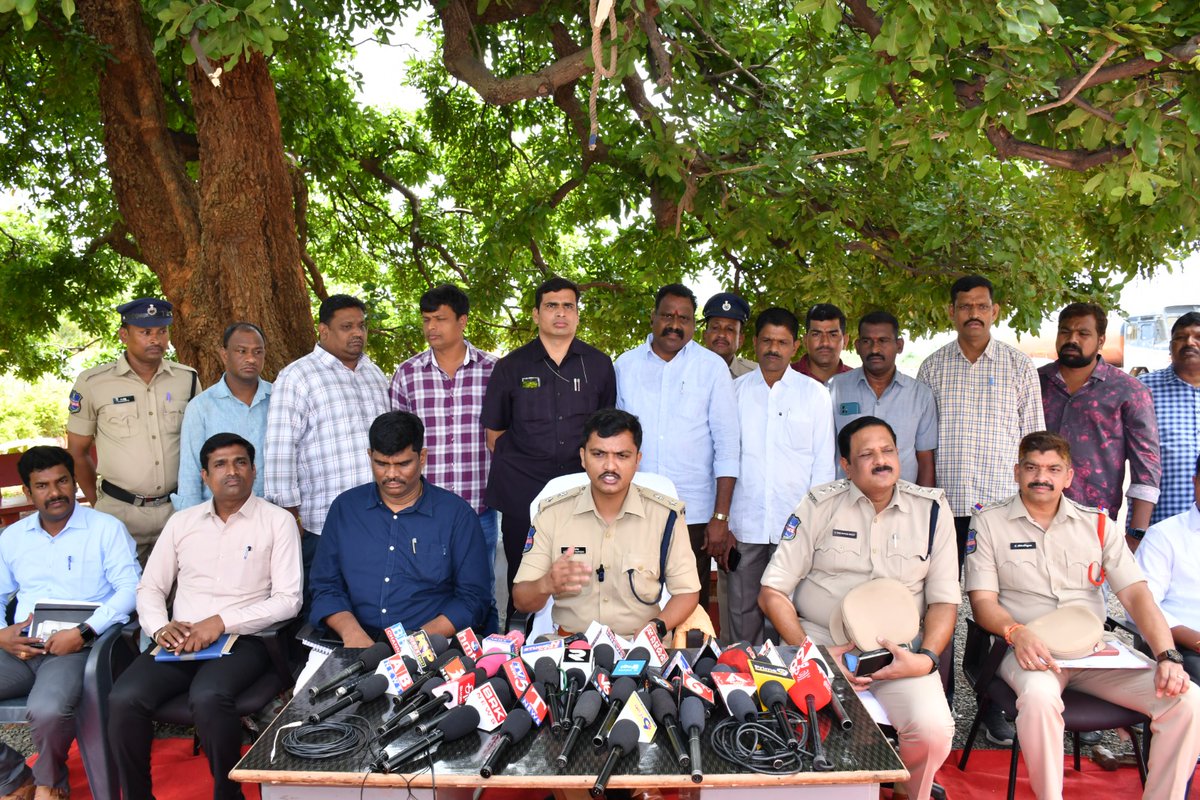 spsangareddy's tweet photo. Our diligent efforts led to the seizure of 140 kg of Ganja, and 1 Bolero vehicle disrupting a major drug operation. 2 suspects have been taken into custody. Together, let's combat drug-related crimes and protect our neighborhoods. @TS_NAB @TelanganaDGP @TelanganaCOPs https://t.co/Tbufn4i80b