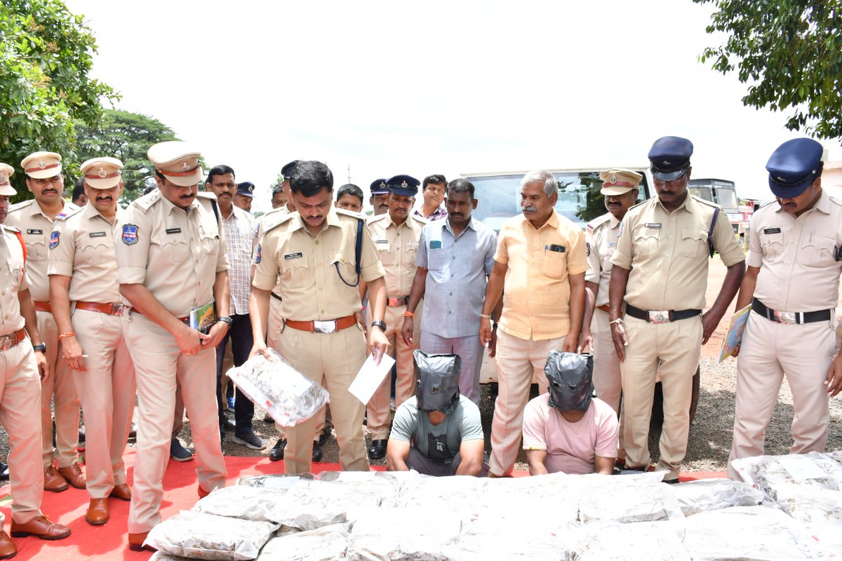 spsangareddy's tweet photo. Our diligent efforts led to the seizure of 140 kg of Ganja, and 1 Bolero vehicle disrupting a major drug operation. 2 suspects have been taken into custody. Together, let's combat drug-related crimes and protect our neighborhoods. @TS_NAB @TelanganaDGP @TelanganaCOPs https://t.co/Tbufn4i80b