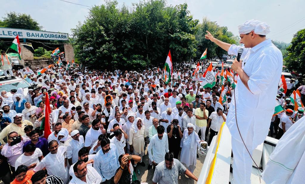 DeependerSHooda's tweet photo. आज बहादुरगढ़ से कांग्रेस प्रत्याशी और वर्तमान विधायक @RajendraJoon जी का नामांकन पत्र दाखिल कराया और जनसभा को संबोधित कर उनके पक्ष में मतदान करने की अपील की।

हरियाणा में भारी बहुमत से काँग्रेस की जीत निश्चित है। https://t.co/7j43AeLpA3