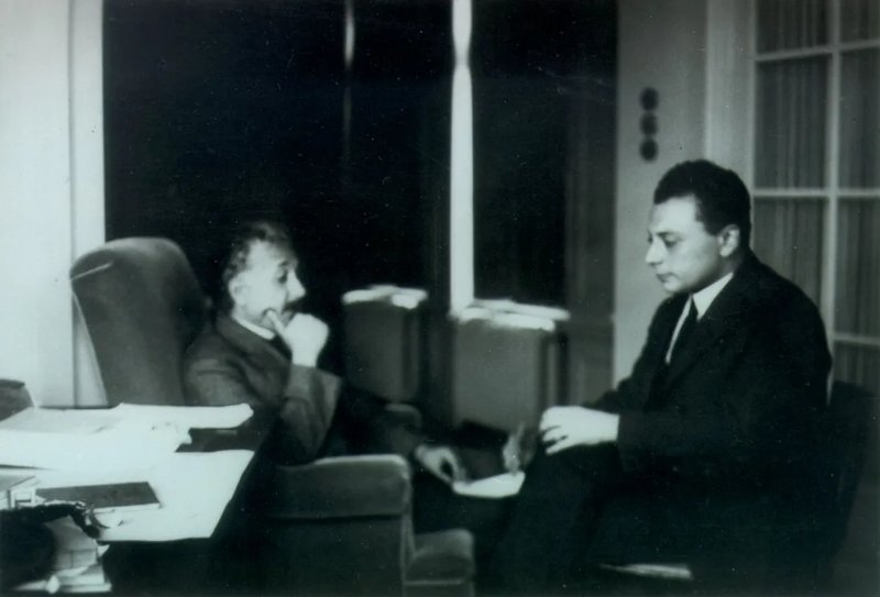 Desiul01's tweet photo. ⭐️ MI SUCESOR INTELECTUAL ⭐️
Con estas palabras se refería Einstein a Wolfgang PAULI ⚛️ 
Con un tweet por día conoceremos a este genio y su historia, es decir, la historia de la propia física. Preguntas o dudas⬇️
#paulihilo #cuantica #relatividad #Ciencia #einstein #pauli https://t.co/58Mkz6vSgN