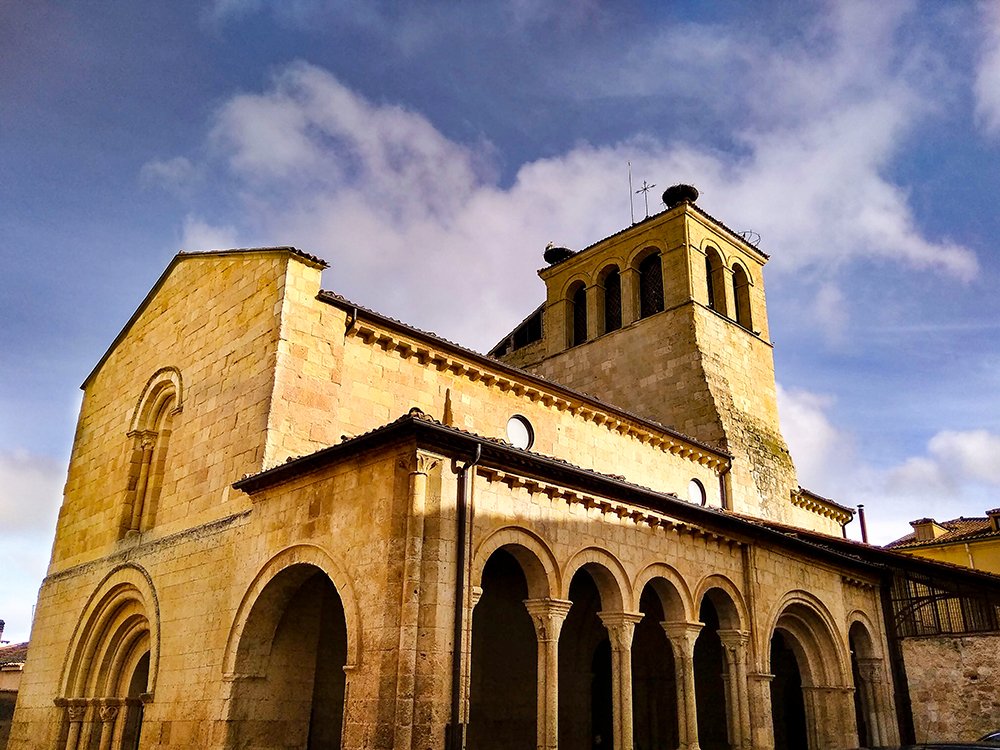 Segoviabuenplan's tweet photo. ¡Tres iglesias en dos minutos andando! Tres iglesias románicas en el corazón de Segovia: La Trinidad, San Nicolás y la iglesia de San Quirce. Un paseo muy cercano a la Plaza Mayor, no muy frecuentado por los visitantes, pero muy recomendable. https://t.co/uSvQCYd6p4 https://t.co/pmvV6LmO2b