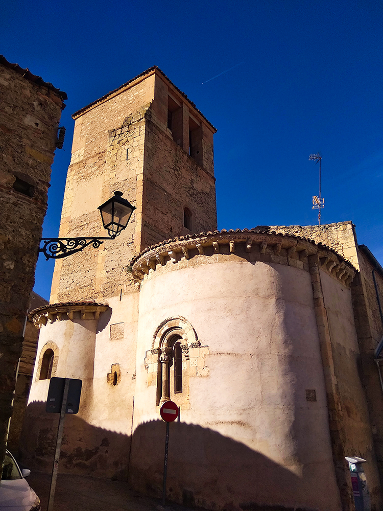 ¡Tres iglesias en dos minutos andando! Tres iglesias románicas en el corazón de Segovia: La Trinidad, San Nicolás y la iglesia de San Quirce. Un paseo muy cercano a la Plaza Mayor, no muy frecuentado por los visitantes, pero muy recomendable. lc.cx/3zUXE6