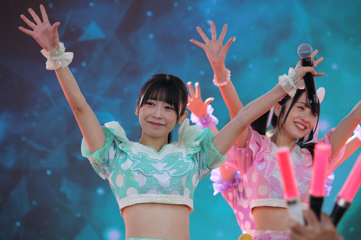 Mojcbiz's tweet photo. フェスに欠かせないアイドル、FES☆TIVEとワンダーウィードが登場！ド派手なステージで会場は大盛り上がりでした https://t.co/k0bvzwq0N9