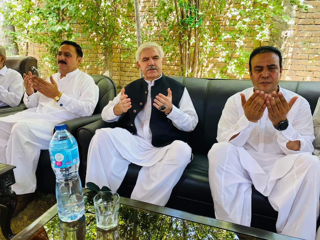 official_ptip's tweet photo. سابق وزیر اعلیٰ و چیئرمین پاکستان تحریک انصاف پارلیمنٹیرینز محمود خان ایکسین پبلک ہیلتھ نوررحمان کی رہائش گاہ سوات سیدو شریف گل کدہ گئے اور اُن کے والد کے انتقال پر تعزیت کی۔ سابق وزیر اعلیٰ نے لواحقین سے دلی ہمدردی کا اظہار کیا اور مرحوم کے ایصالِ ثواب کے لیے فاتحہ خوانی کی۔ https://t.co/Dfo5DUiZF3