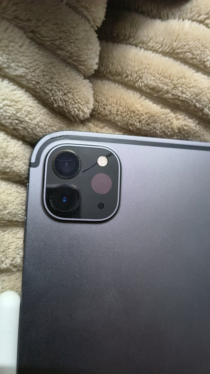 Apple iPad pro 12.9" + Apple pen (4th Gen) 2021/2022

Original box and charger. No cracks on the screen + screen protector. Barely used 

One crack on the camera glass ( camera still intact ) 

R10,000