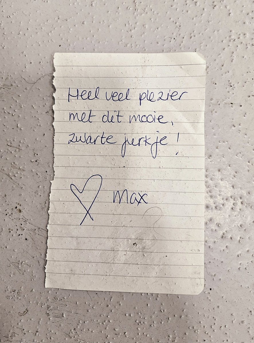 Wat lief van Max!
Zo hij het haar gegeven hebben 😉
Maar het briefje ligt in de fietsenstalling  <a href="/stationZwolle/">Redactie Zwolle</a> 
@nsfietsenstalling
#lief