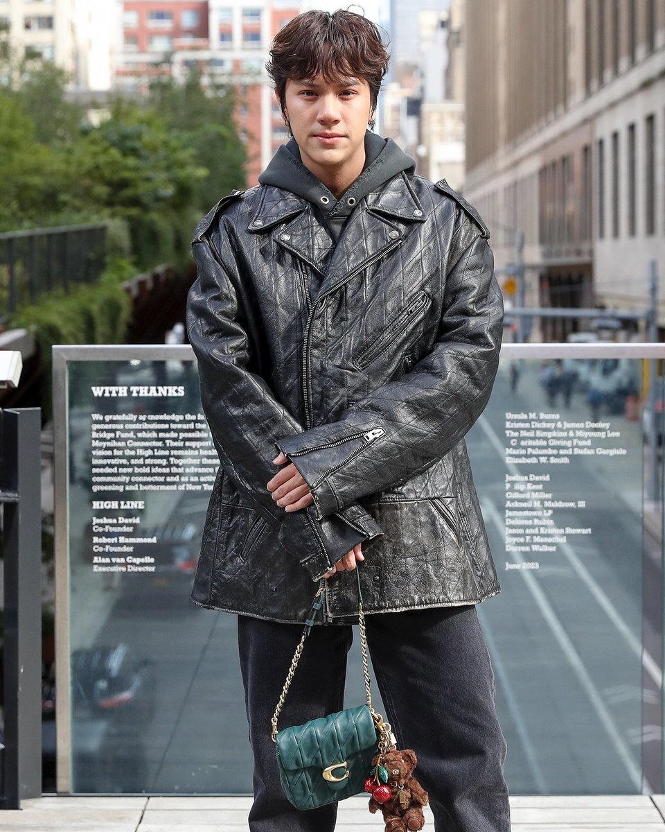 [100924] lofficielsingapore IG post

The celebrity brigade that descended upon New York’s High Line for @coach’s SS25 show 💫

NANON COACH NYFW2025
#CoachNYFWxNanon
#CoachSpring25
#CoachNY #mynameisnanon
<a href="/Coach/">Coach</a> <a href="/mynameisnanon/">NANON</a>