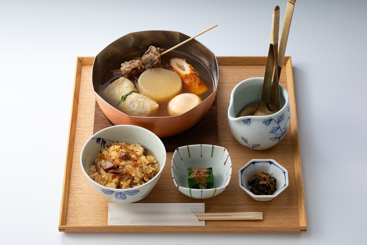 livedoornews's tweet photo. 【9/30から】「茅乃舎」おでん専門店が東京ミッドタウンにオープン、昼は御膳＆夜は“酒×おでん”
https://t.co/ePWarVuMRH

夜は、好みの種を1つずつ選んで味わえる「お好みおでん」や、おまかせで提供する「盛り合わせ」などを展開。だし割りの日本酒やワインなども用意されている。 https://t.co/Y2DuGUVx5H