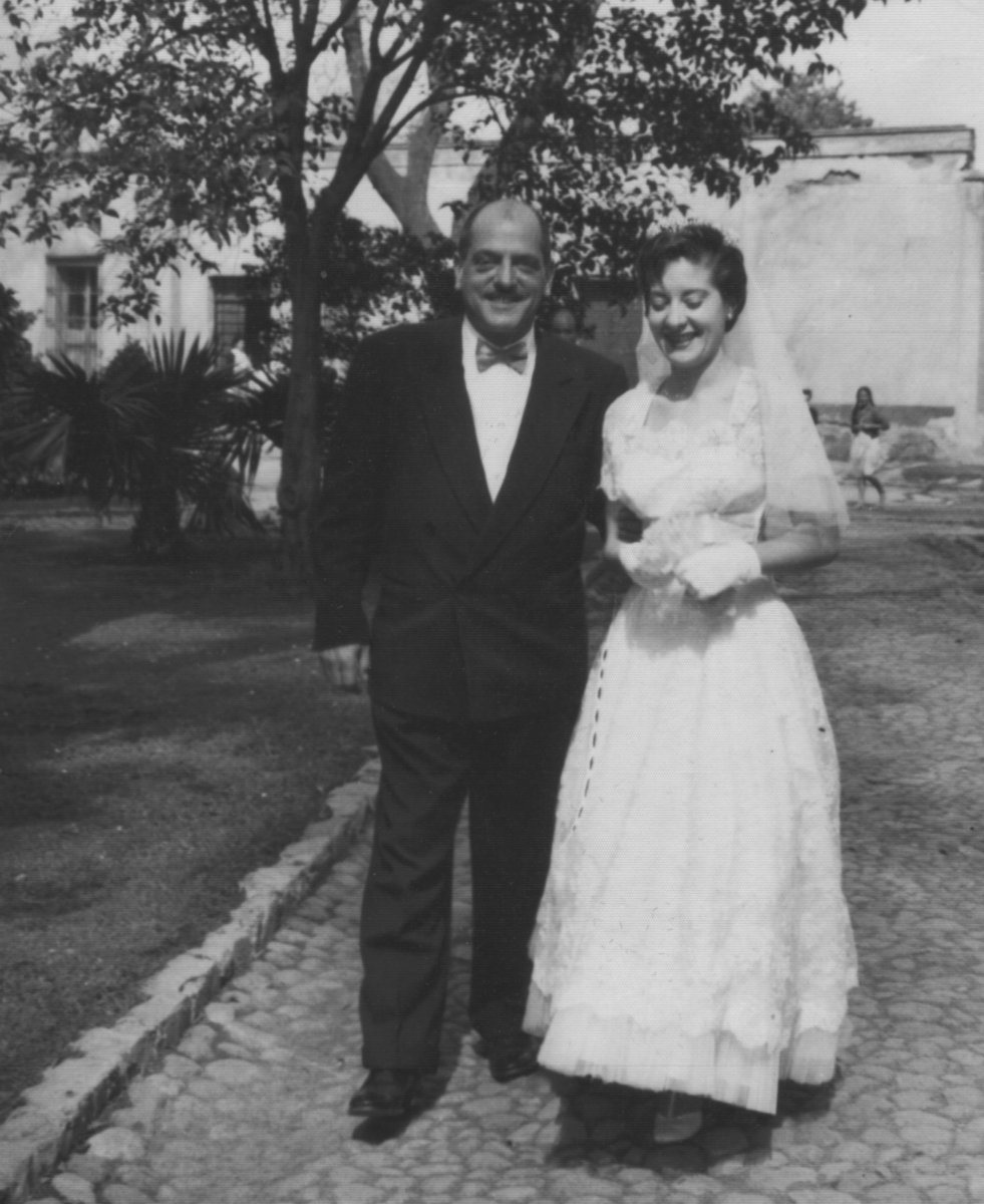 AToMexhibition's tweet photo. 🍎He studied at 'El Salvador' highschool, forming a lifelong friendship with film director Luis #Buñuel. He continued his education, enrolling at the University to study Philosophy and Law.

📷 Luis Buñuel, best man at Conchita Mantecón's wedding in 1956. (Mantecón Archive). https://t.co/smmFf4yN39
