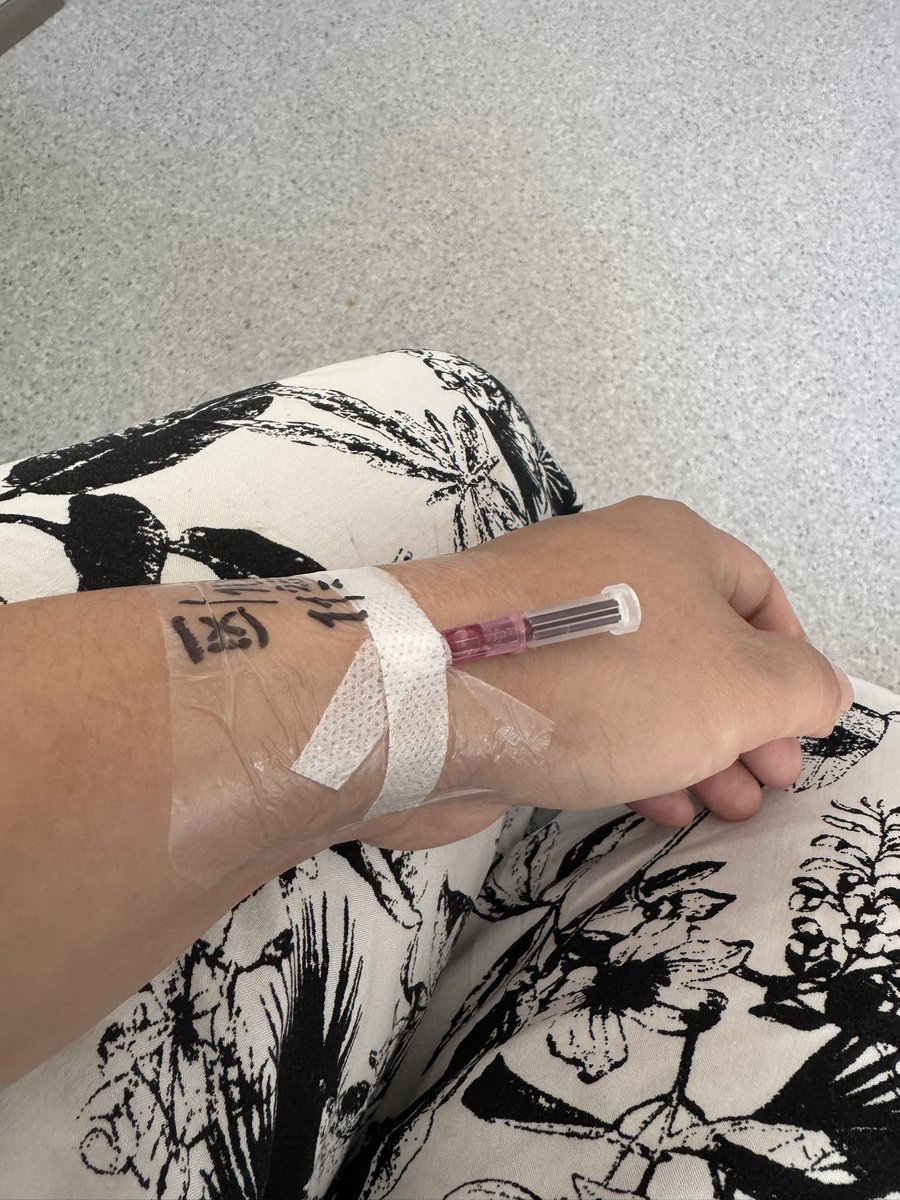 Өвдөөд байх гоё уу ч гэх шиг 
Сүүлдээ хатгаад хагардаг солиод ч нэмэргүй уян зүү тавих ч судасгүй байхын зовлон минийх л юмдаа
Уужим уужим гээд энэ хорвоод чинь уйлж суух эмнэлэгийн өрөөтэй хүн шүү😜😂