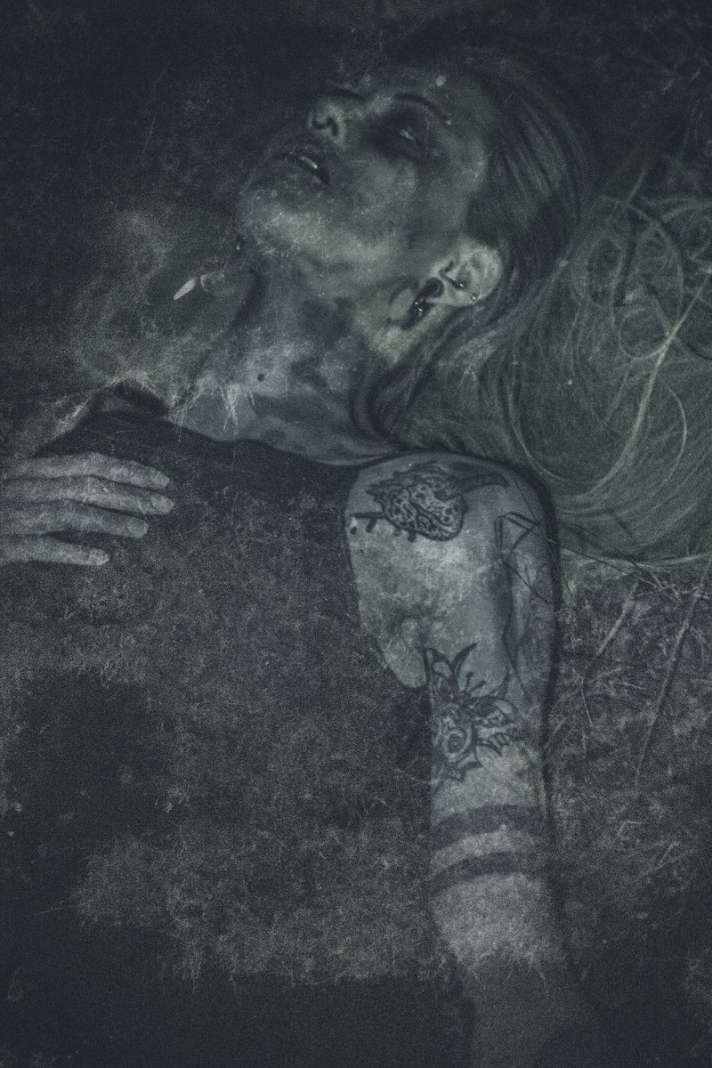 K4b00mmodel's tweet photo. photo @_darksider_
model and makeup: me 

#creepy #horrorphoto #darkphoto #tattoos #altmodel #darkvibes #gore #gorephoto #deadgirl #creepyphoto #polishmodel #goreart #horror #horroraesthetic #darkly https://t.co/qi579CWsNr