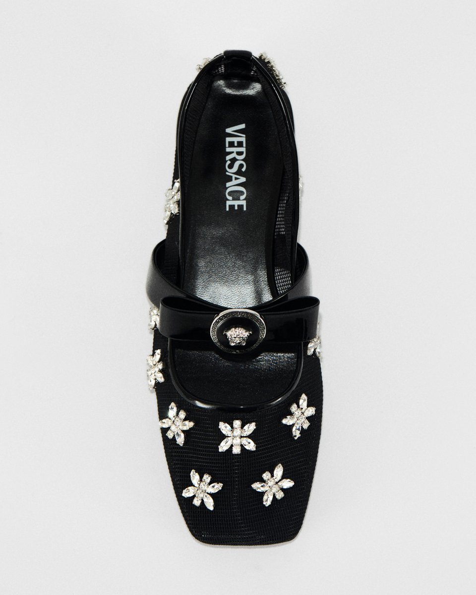 Gianni Ribbon ballerinas for #VersaceFW24

Now at e-versace.com/gianni-ribbon-…

#Versace
#Versace