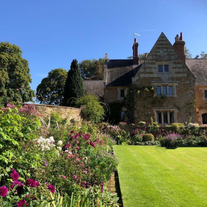 NorthantsNGS's tweet photo. COTON MANOR GARDEN
Coton, Northampton, NN6 8RQ 
Sun 15 Sept Open 11.30-5 pm. Adm £10, chd £3.50. 
Light refreshments &amp; homemade teas at Stableyard Café. 
10 acre garden set in peaceful countryside. One of Britain’s finest especially in September. 
https://t.co/xXTUHbkIs3 https://t.co/m078UiwCPG