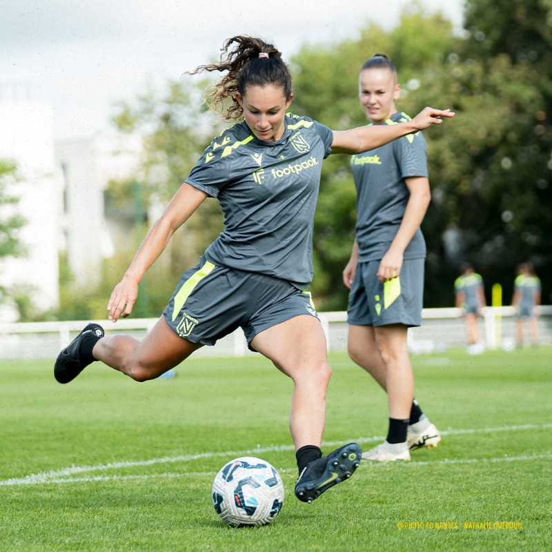 FCN_Feminines's tweet photo. FC Nantes 🤝 footpack
Nous sommes heureux de compter parmi nous le média spécialisé dans les équipements foot. ⚽️
Le logo footpack apparaîtra sur les équipements d’entraînement et sur le maillot d’échauffement. 🔥
#OnEstNantes #AkemaPL #footpack