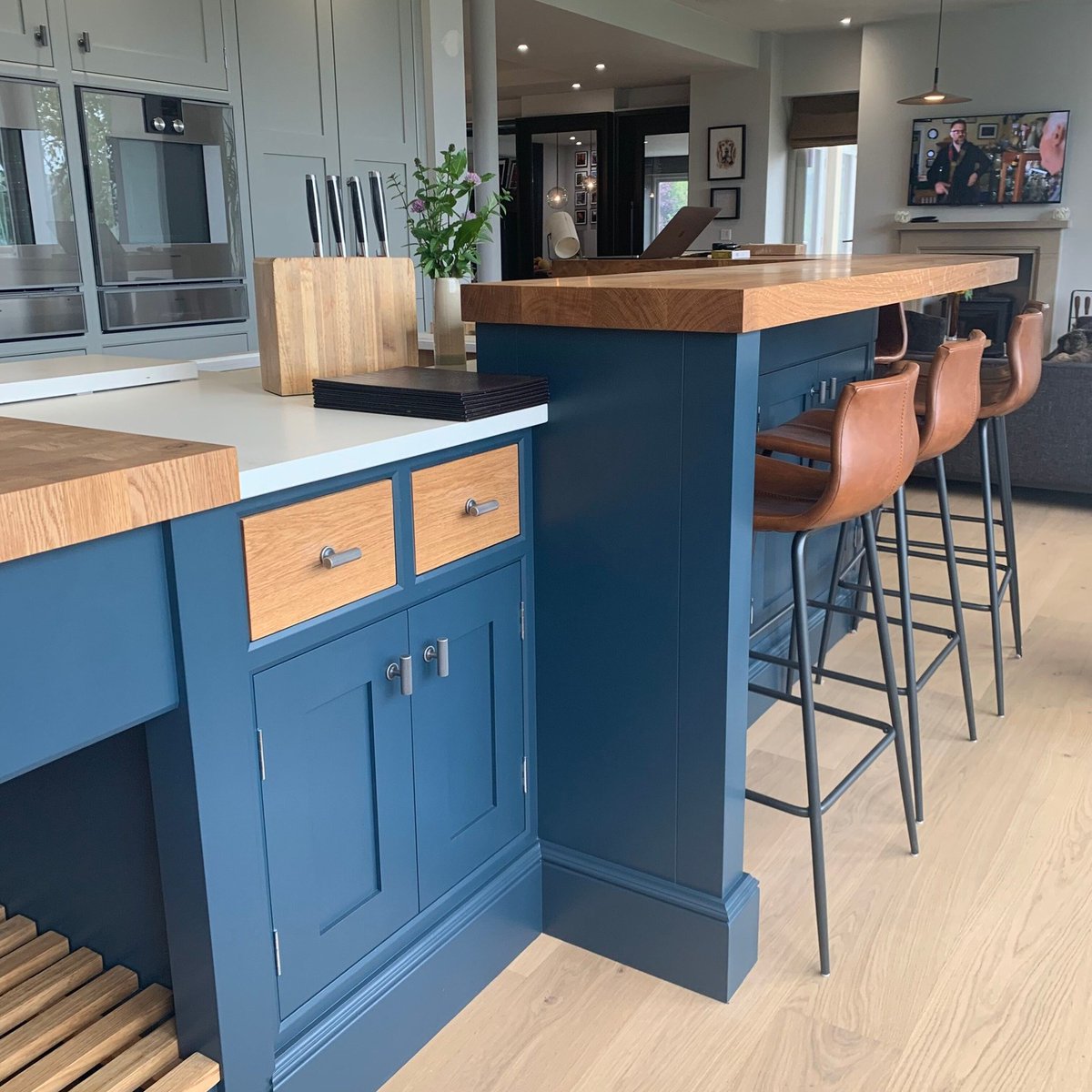 Our bespoke kitchen design service will transform your home. As the heart of your home, the kitchen should work for you, your family, and your lifestyle. To find out more, arrange a consultation with our team in our Knutsford design studio!
#bespokekitchendesign #luxurykitchens
