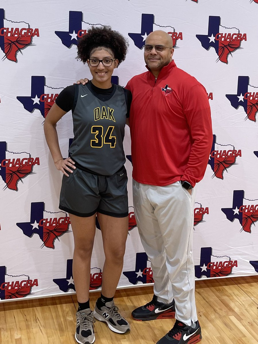 KOLadyHoops's tweet photo. Klein Oak Girls Basketball and Klein ISD Athletics were well represented at the 2024-25 GHAGBA Breast Cancer Awareness Photo Shoot sponsored by Team Funded. 

Huge thanks to UST Women’s Hoops for always accommodating us. 
#photoshoot #basketball #breastcancer https://t.co/zYNDidnLGx