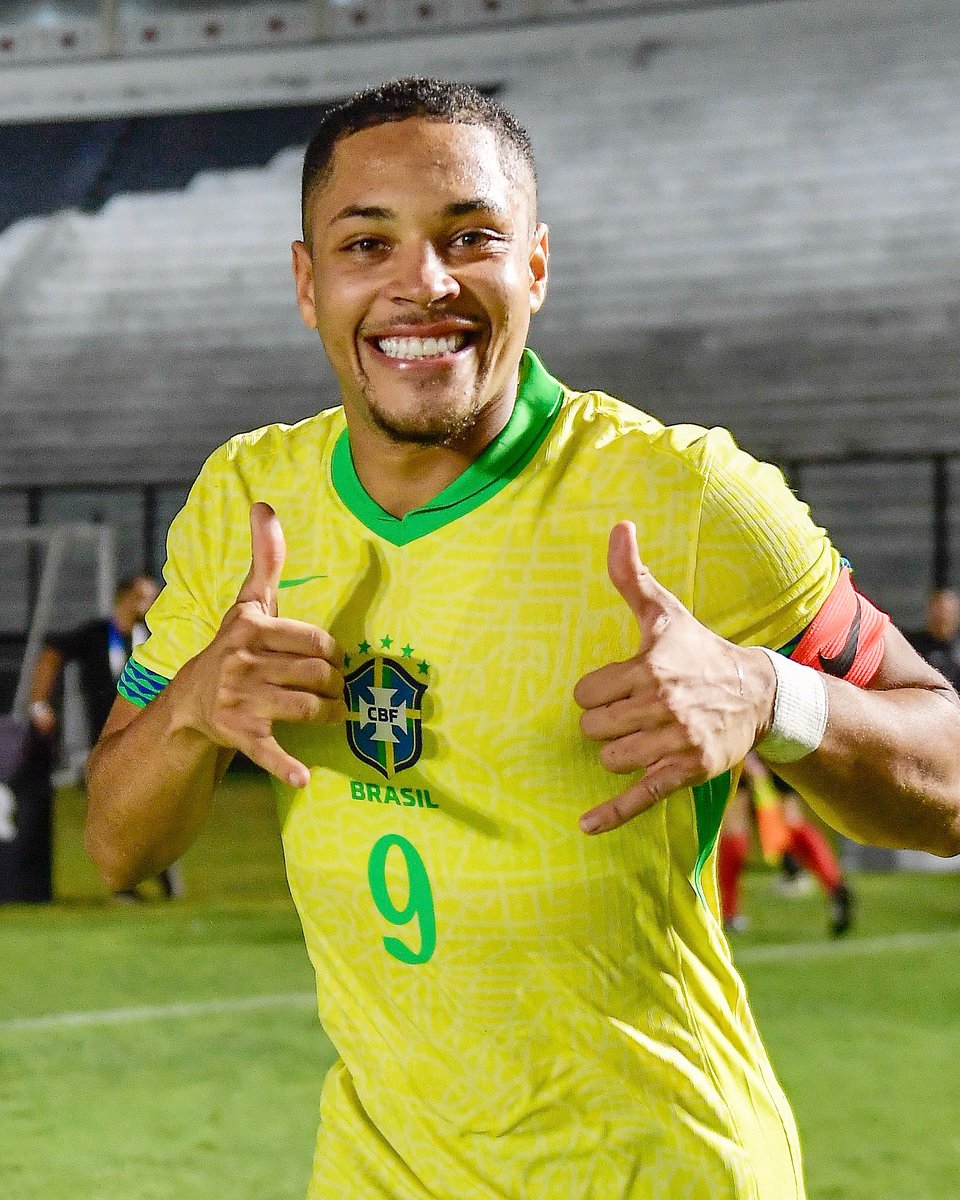 FabrizioRomano's tweet photo. 🇧🇷 Vitor Roque: “It was 6 or 7 months that I wasn’t so happy!”.

“I can’t hide the smile right? I’m happy. Happy for the goal [with Brazil], the win, the training...”.

“I joked with the players and the backroom staff that I laughed more this week than in the past 6 months”. https://t.co/nZFsHxs613