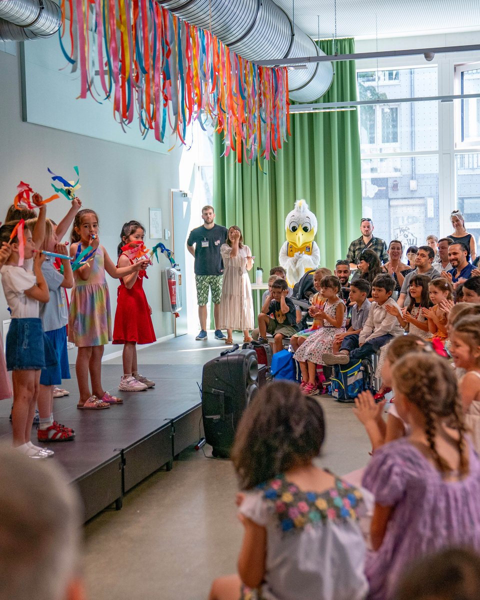 albaberlin's tweet photo. Wir sind Träger an 3⃣ neuen Schulen! 💛💙

Mit unserer ALBASpross gGmbH und 80 pädagogischen Fachkräften organisieren wir nun an insgesamt vier Schulen die Ganztagsbetreuung für 2000 Berliner Schüler:innen. Den Start haben wir bei den Einschulungen am Wochenende gefeiert! 🎉🎒🤩 https://t.co/dA3EcHRDKO