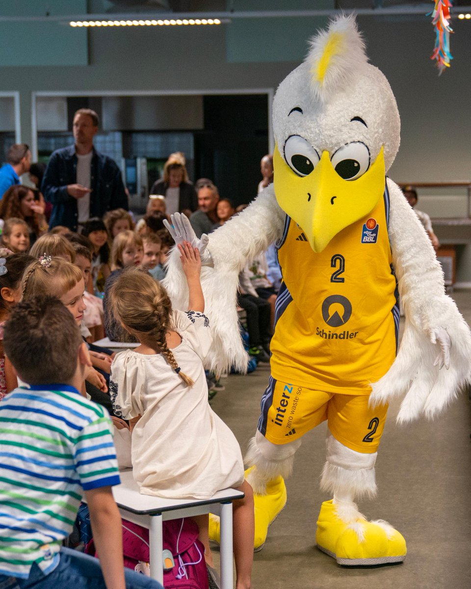 albaberlin's tweet photo. Wir sind Träger an 3⃣ neuen Schulen! 💛💙

Mit unserer ALBASpross gGmbH und 80 pädagogischen Fachkräften organisieren wir nun an insgesamt vier Schulen die Ganztagsbetreuung für 2000 Berliner Schüler:innen. Den Start haben wir bei den Einschulungen am Wochenende gefeiert! 🎉🎒🤩 https://t.co/dA3EcHRDKO