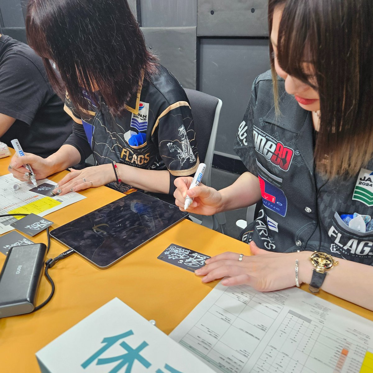 DARTSLIVEHOME's tweet image. ／
🎉#ホームトーナメント 出演記念！
🎁フォロー＆リポストキャンペーン
＼

三浦歌織プロ・鈴木優美プロ
直筆サイン入り ダーツライブカードが当たる！

📍応募方法
1️⃣@DARTSLIVEHOMEをフォロー
2️⃣この投稿をリポスト

応募期間：～9/23(月)
#ダーツライブホーム #dartslivehome