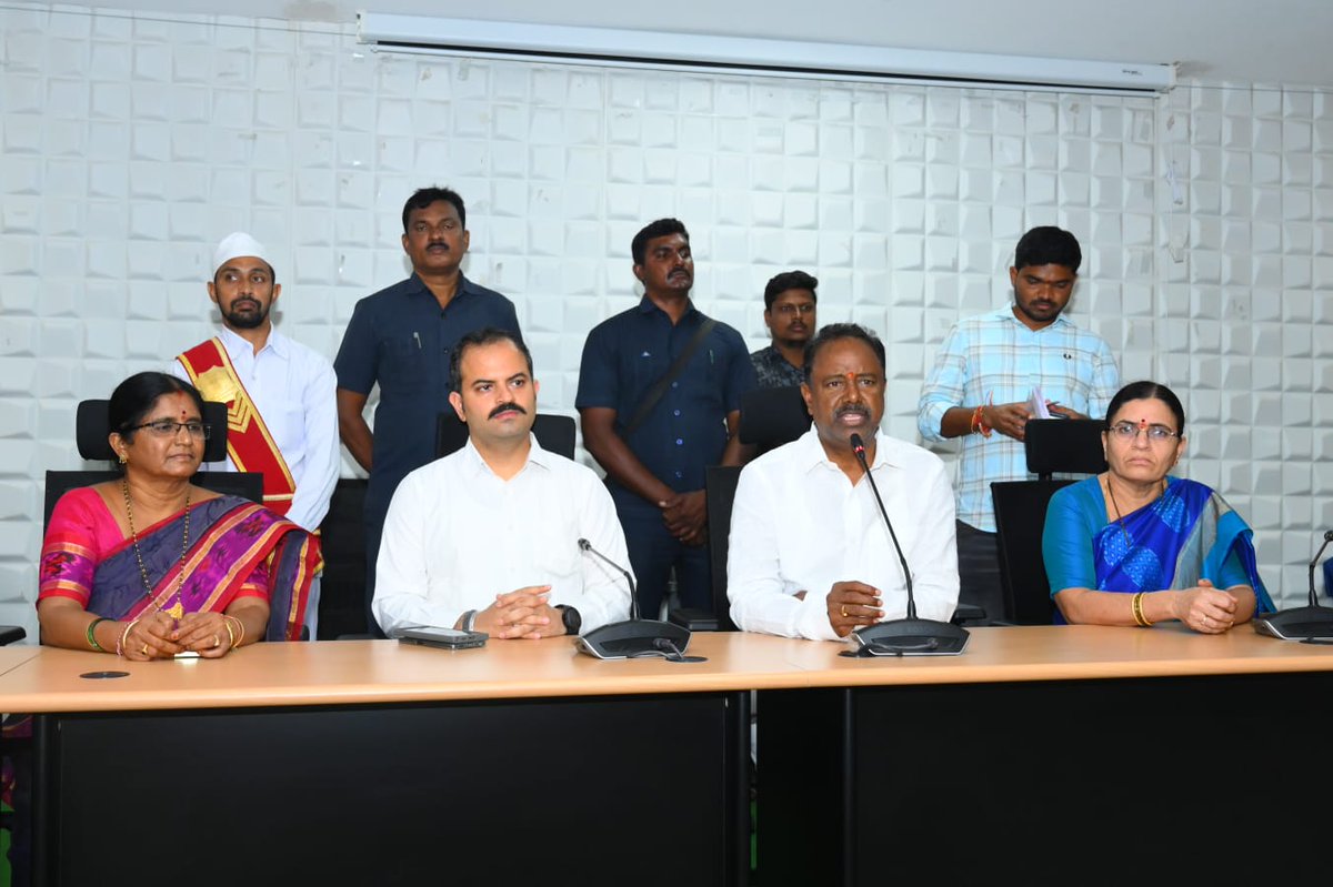 MLAGSRBHPL108's tweet photo. నిజాం నిరంకుశ పాలనకు వ్యతిరేకంగా పోరాడిన చాకలి ఐలమ్మ భావితరాలకు స్ఫూర్తి..
- భూపాలపల్లిలో జరిగిన చాకలి ఐలమ్మ వర్ధంతి వేడుకలల్లో ఎమ్మెల్యే గండ్ర సత్యనారాయణ రావు https://t.co/5vbthXuWz0