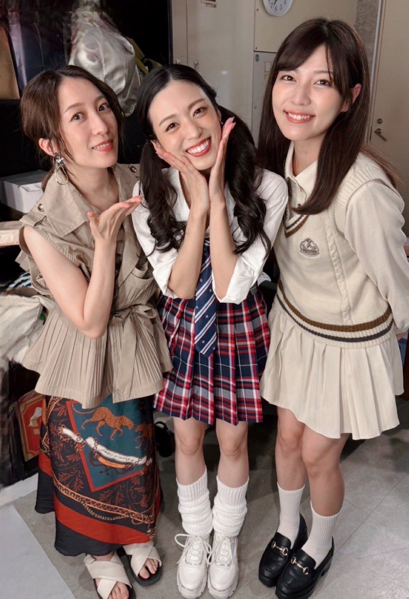 hase_ai_02's tweet photo. ワンマンライブのゲストに
来てくれた、瀬口かなちゃんと
福田未来ちゃんです☺️

先輩と後輩が来てくれて
めちゃくちゃ嬉しかった♡

懐かしい気持ちにもなれたし
2人ともそれぞれの道で
キラキラ輝いてて
私は制服を着ながら感動してました笑

2人の歌声大好き♡
また歌いたい💕
#メモリー愛2024 https://t.co/FORgOG3Zuz