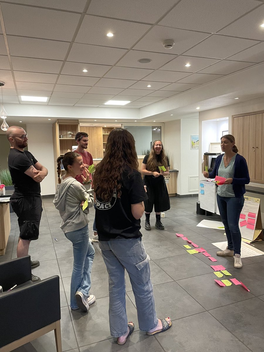 CcstMaster's tweet photo. Jour 2 | Après la raclette d’hier, ce sont les idées qui coulent à flot avec les @CcstMaster💡 

La présentation d’@edytem_fr sur les mines artisanales et les espaces protégés en #Namibie nous a bien inspiré… mais on vous spoil pas 🫣 

#CSTgre https://t.co/JTZanYhokD