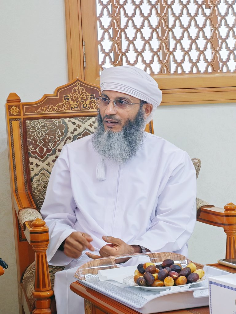 z1987ak's tweet photo. الشيخ الدكتور/ أسعد بن حمود المقيقمي
رئيس مكتب سماحة الشيخ المفتي العام لسلطنة عمان، عرف بتواضعه وأخلاقه وعلمه وحكمته، وتلك الابتسامة الجميلة، يهتم كثيرا بإنجاز أعماله على أفضل صورة، يشجع ويحفز الموظفين على الرقي علميا وعمليا، ولا يأنف من الجلوس مع أحد.

ماذا تعرف عنه؟ 😊 https://t.co/nWdd325zFw