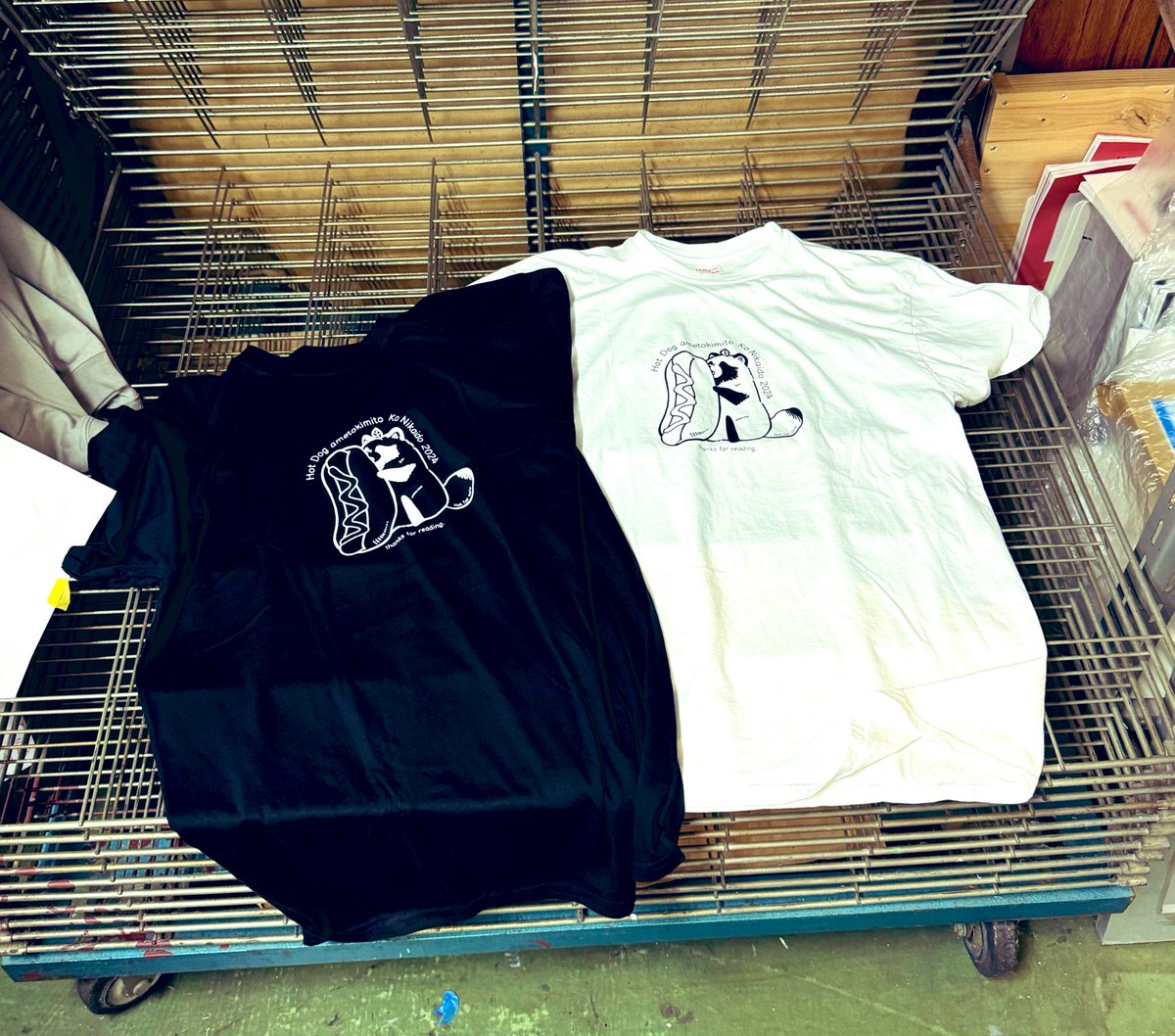 nikaidooooooooo's tweet photo. 雨と君と、無事第7巻が発売しました
皆様手に取っていただけたでしょうか？

7巻の記念とお礼にTシャツを作りました
🐕☔️👕

この投稿にコメントしてくださった方の中から20名様にプレゼントいたします。
絵文字ひとつでもokなのでお気軽にどうぞ

Thank you for reading☂️🐕❤️ https://t.co/2diNZZiFFN