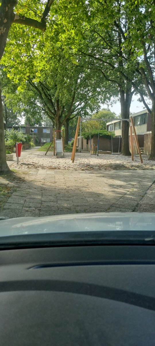 Overlast jeugd aan Laan van de Marel Emmen. In de nacht veel lawaai door schreeuwen, stoeien etcetera. Veel rommel. Politie gaat meer controleren.