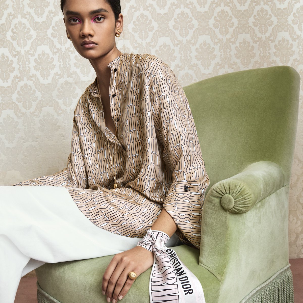 Dior's tweet photo. Sweet eye candy.
Revisit the swinging sixties with a #DiorAW24 splash as Maria Grazia Chiuri debuts the 'Miss Dior' bag, a star in pink embossed print, alongside an array of accessories capturing the era's heady sophistication with a modern twist.