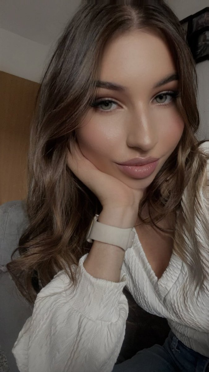 HerrinLejla's tweet photo. Du wünschst dir, vor mir zu knien, meine Schuhe zu küssen und mir dein Geld zu Füßen zu legen. Lass die Träume hinter dir und erfülle einfach deine Aufgabe.😈💶

 #FinDom #Goddess #Herrin #Geldherrin #Sklave #Zahlsklave https://t.co/TdtunFdhIk